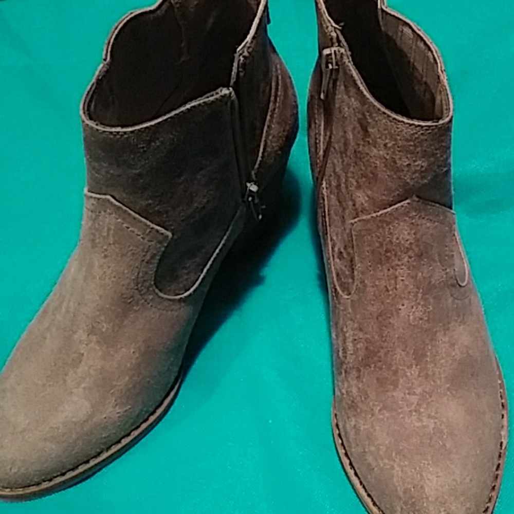 Boot - Picture 2 of 5